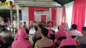 Kapolres-HST-AKBP-Jupri-JHP-Tampubolon-bersama-istrimelaksanakan-kunjungan-ke-Polsek.jpg