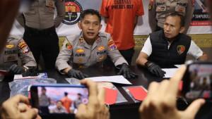 Kapolres-HST-AKBP-Jupri-JHP-Tampubolon-saat-pimpin-konfrensi-pers-kasus-pembunuhan-bayi-3.jpg