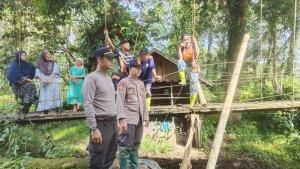 Kapolsek-Haruai-Ipda-Muhammad-Fajar-Saputra-meninjau-pencarian-remaja-tenggelam.jpg