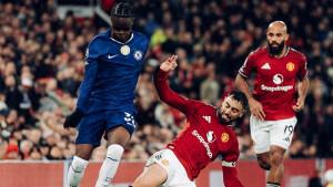 Kapten-Manchester-United-Bruno-melakukan-tekel-keras-pada-pemain-Chelsea-di-liga-Inggris.jpg