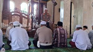 Kasat-Lantas-Polres-Tala-Iptu-Adhitya-Rizki-Ridhotomo-menyapa-jemaah-Masjid-Al-Hijriyah.jpg
