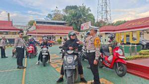 Kasatlantas-Polres-Balangan-Iptu-Didik-Kusmini-melakukan-pemeriksaan-kelengkapan.jpg