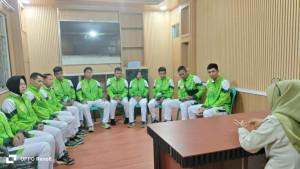 Kasatpol-PP-Kabupaten-Balangan-Aspariah-memberikan-arahan-pada-angota-Satpol-PP-Balangan.jpg