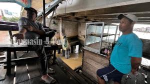 KeLOTOK-TABRAK-WARUNG-Sebuah-klotok-dilaporkan-s.jpg