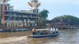 Keindahan-sungai-Martapura-saat-bersantais.jpg