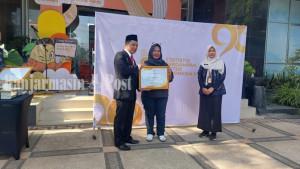Kepala-BPS-Provinsi-Kalimantan-Selatan-Mukhamad-Mukhanif-menyerahkan-piagam-penghargaan.jpg