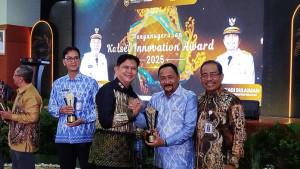 Kepala-Brida-Kalsel-Thaufik-Hidayat-menyerahkan-penghargaan-Kalsel-Innovation-Award.jpg