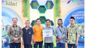 Kepala-Cabang-Utama-H-Suriadi-dan-didampingi-Ketua-UPZ-Bank-Kalsel.jpg