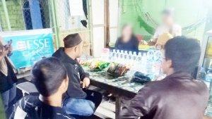 Kepala-Desa-Bataratat-Rakhman-Hidayat-menyambangi-warung-malam-07022023-2.jpg