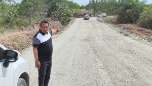 Kepala-Dinas-PUPR-Kabupaten-Tanah-Bumbu-Tanbu-Subhansyah-di-jalan-alternatif-Satui.jpg
