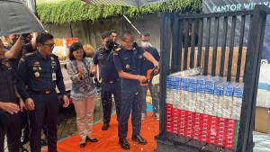Kepala-Kanwil-DJBC-Kalbagsel-Dwijo-Muryono-memotong-tumpukan-rokok-ilegal-01.jpg