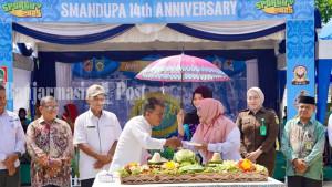 Kepala-SMAN-2-Paringin-Rasidinurahmad-secara-simbolis-memberikan.jpg