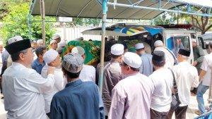 Keranda-jenazah-Sjachrani-Mataja-mantan-Bupati-Kotabaru-dimasukkan-ke-ambulans-13112023.jpg