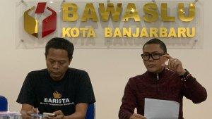 Ketua-Bawaslu-Banjarbaru-Ikhsan-kanan-saat-menyampaikan-hasil-pemeriksaan.jpg
