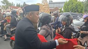 Ketua-DPRD-Banjarbaru-Gusty-Rizky-membagikan-bendera-merah-putih.jpg