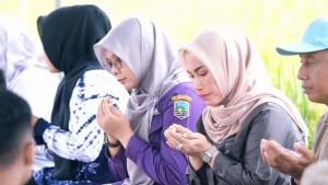 Ketua-DPRD-Kotabaru-Suwanti-foto-bersama-petani-pada-penyerahan-bantuan-combine.jpg
