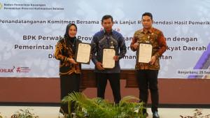 Ketua-DPRD-Kotabaru-Suwanti-kiri-turut-menghadiri-Penandatanganan-Komitmen-Bersama.jpg