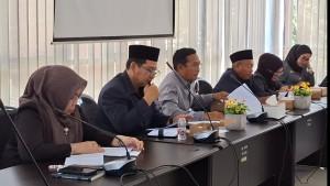 Ketua-DPRD-Tala-H-Khairil-Anwar-tengah-bersama-Komisi-II.jpg