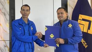 Ketua-DPW-Partai-Gema-Bangsa-Kalsel-Mimin-menerima-SK-dari-DPP-Partai-Gema-Bangsa.jpg