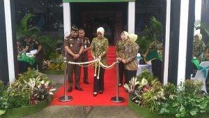 Ketua-IAD-Kalsel-membuka-pasar-murah.jpg