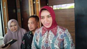 Ketua-KPU-Kalsel-Andi-Tenri-Sompa-beri-keterangan.jpg