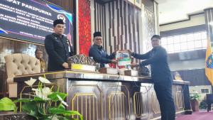 Ketua-Pansus-I-Sandri-Alfandi-menyerahkan-laporan-akhir-pembahasan-Raperda.jpg