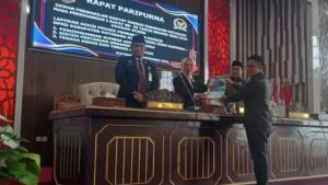 Ketua-Pansus-III-DPRD-Kotabaru-Rahmad-SPd-menyerahkan-draft-Raperda.jpg