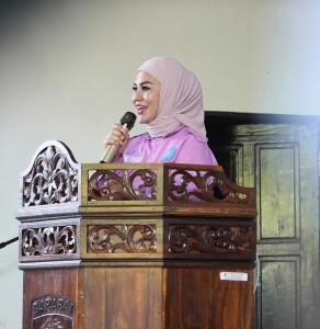 Ketua-TP-PKK-HST-Deni-Era-Samsul-Rizal-saat-membuka-Sosialisasi-Penanganan-Stunting-1.jpg