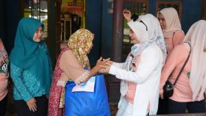 Ketua-TP-PKK-Kabupaten-Balangan-Sri-Huriyati-Hadi-menyerahkan-bantuan-sembako.jpg