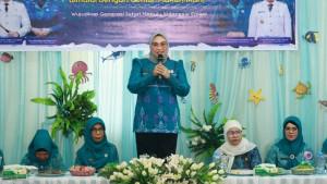 Ketua-TP-PKK-Tanbu-buku-Sosialisasi-Gerakan-Makan-Ikan-untuk-Anak-anak.jpg