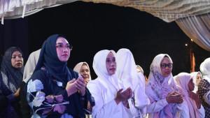 Ketua-TP-PKK-anah-Bumbu-Andi-Irmayani-Rudi-Latif-turut-menghadiri-kegiatan-Tabligh.jpg