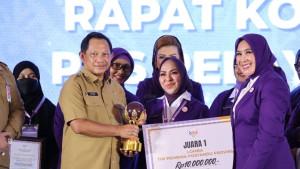 Ketua-TP-Posyandu-Kalsel-Fathul-Jnnah-Muhidin-menerima-penghargaan.jpg