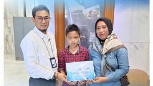 Ketua-UPZ-Bank-Kalsel-Doso-Setiawan-menyerahkan-bantuan-kesehatan.jpg