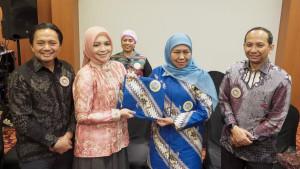Ketua-Umum-PP-IKA-UNAIR-Khofifah-Indar-Parawansa-menyerahkan-cendera-mata.jpg