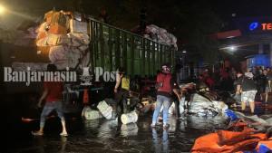 Kobaran-api-muncul-dari-balik-terpal-dan-membakar-ratusan-paket-di-dalam-bak-truk-Fuso-2.jpg