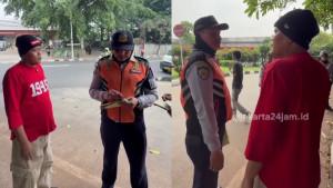 Kolase-interaksi-Sule-dengan-petugas-Dishub-usai-mobilnya-ditilang.jpg