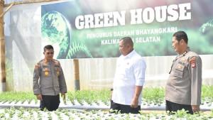 Kombes-Novia-Jaya-saat-meninjau-green-house.jpg