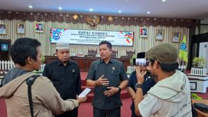 Komisi-I-DPRD-HSS-memberikan-tanggapan-kepada-awak-media-di-HSS.jpg