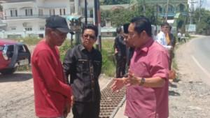 Komisi-III-DPRD-Kotabaru-saat-meninjau-titik-banjir-yang-kerap-terjadi-di-Jalan-Raya-Stagen.jpg