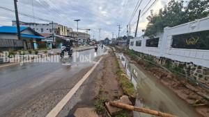 Kondisi-Jalan-Stagen-KM-5-yang-kerap-terendam-banjir-saat-intensitas-hujan-tinggi2.jpg