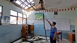Kondisi-bagian-atap-beserta-plafon-ruang-kelas-5-SDN-Sungai-Miai-7-Banjarmasin-Rusak.jpg