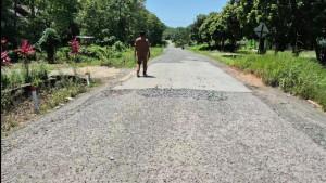 Kondisi-ruas-jalan-poros-Tampang-Batuampar-mulai-mengalami-kerusakan.jpg
