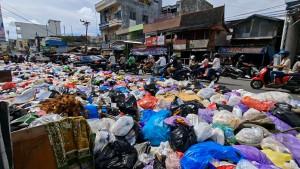 Kondisi-sampah-di-TPS-Liar-Pasar-Kuripan-5.jpg