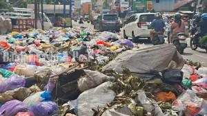 Kondisi-sampah-di-TPS-Liar-Pasar-Kuripan-meluber-hingga-ksd.jpg