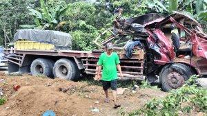 Kondisi-truk-tronton-yang-mengalami-kecelakaan-tunggal-di-Desa-Muara-Pitap-Balangan.jpg