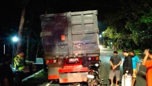 Kondisi-truk-tronton-yang-sedang-parkir-dan-tertabrak-oleh-motor.jpg