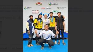 Kontingen-atlet-angkat-besi-Kalsel-berfoto-bersama-dengan-pelatih-di-podium-Kejurnas.jpg