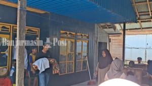 banjarmasin/Korban-si-Bayi-saat-digendong-sang-ayah-menuju-pemakaman.jpg