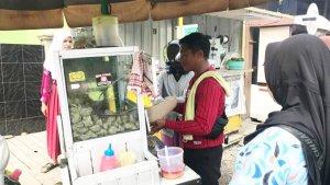 Kuliner-Kalsel-Pelanggan-membeli-jajanan-pempek-di-Jalan-Manarap-kabupaten-Banjar-Kamis-15062023.jpg