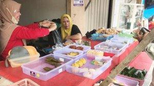Kuliner-Kalsel-Satu-lapak-jualan-di-Jalan-Manarap-Kabupaten-Banjar-Kamis-15062023.jpg